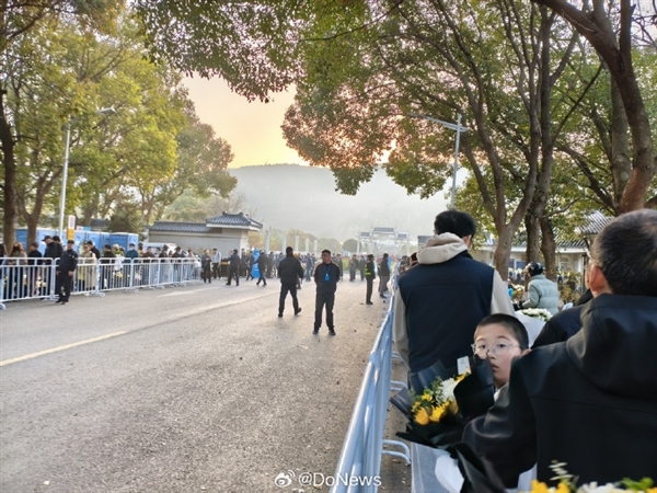 谢绝直播！张雪峰今日追悼会 全国各地万千学子来送别：现场一封手写信让人动容