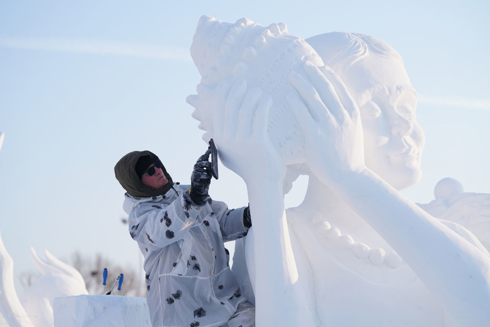 2024年1月8日，参赛选手在第26届中国&middot;哈尔滨国际雪雕比赛中进行雪雕创作。