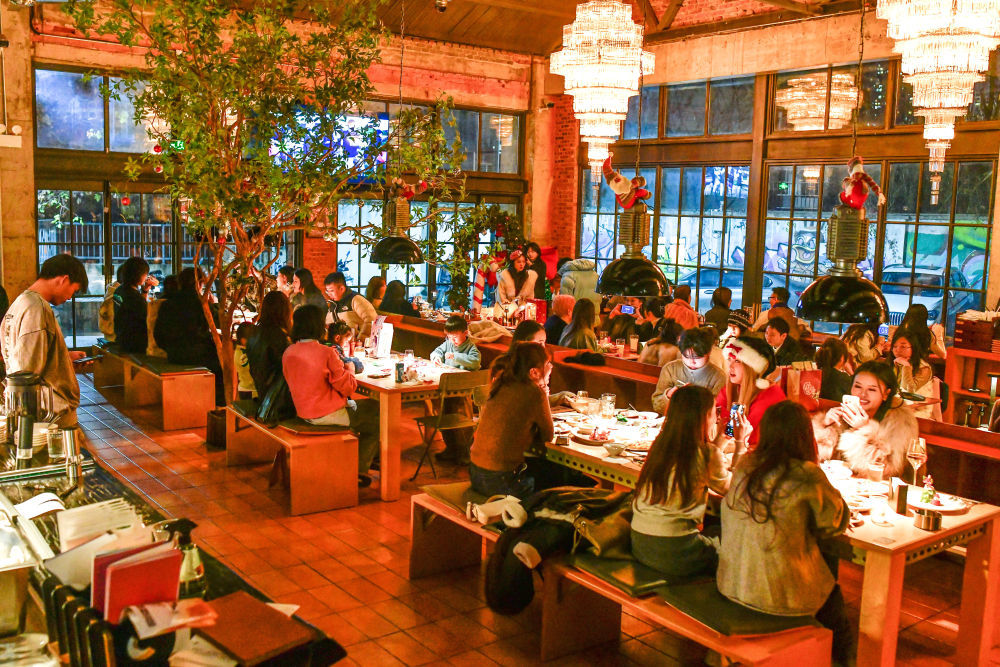 顾客在贵阳市南明区体育路行匠厨房餐厅用餐（2025年12月25日摄）。新华社记者 杨文斌 摄
