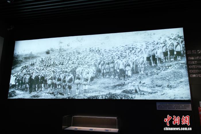 7月22日,浙西南红色研学基地内摄于1938年3月18日的一张黑白合影照片。曹丹 摄