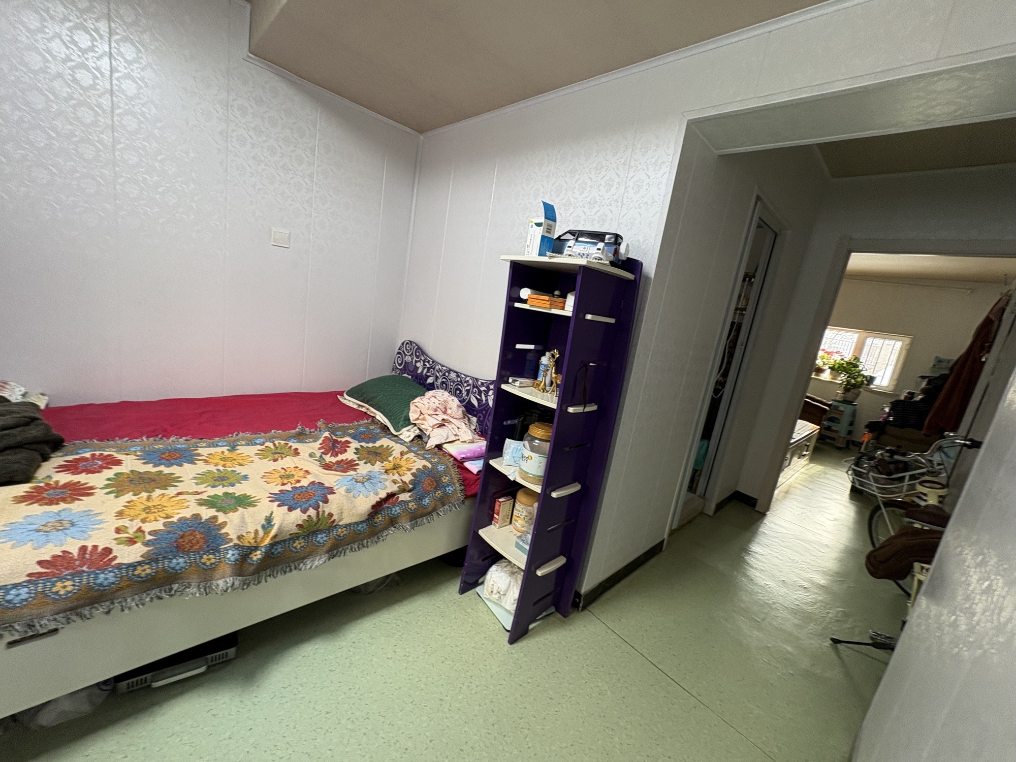 楼下格局依次是客厅、洗手间和卧室,只有赵先生母亲一个人居住(央广网发 刘旭冉 摄)