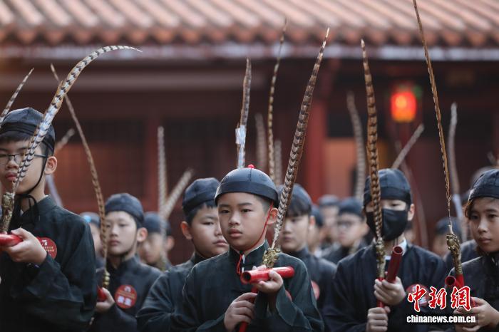 3月20日，台南孔庙举行“春祭大成至圣先师孔子释奠典礼”。图为在典礼中跳佾舞的学生。中新社记者 刘大炜 摄