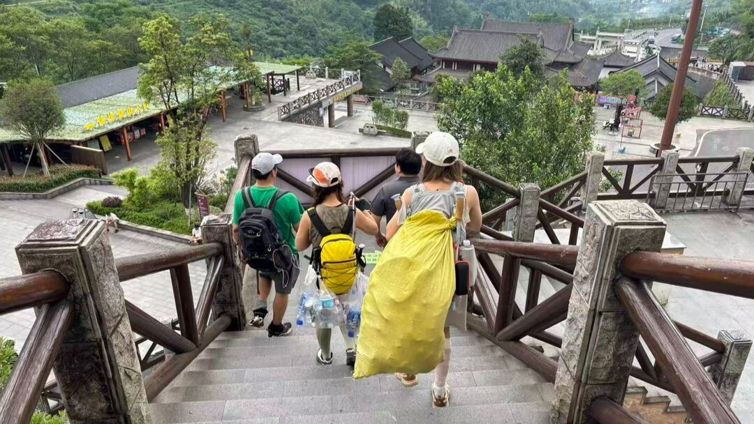 游客参与“绿色环保银行”。（主办方供图 央广网发）