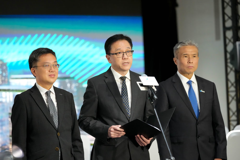 2025年12月22日，香港特区政府创新科技及工业局局长孙东（中）在开园典礼后接受媒体采访。新华社记者 朱炜 摄