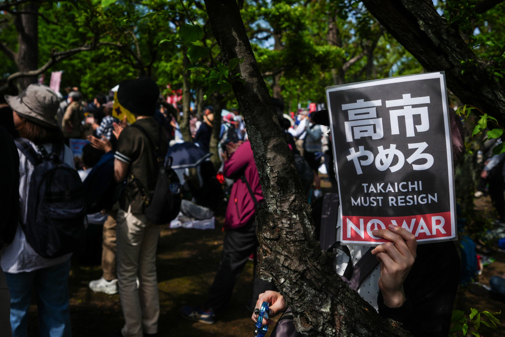 4月19日,人们在位于日本东京的国会议事堂周围参加抗议活动,呼吁守护和平宪法。新华社 图