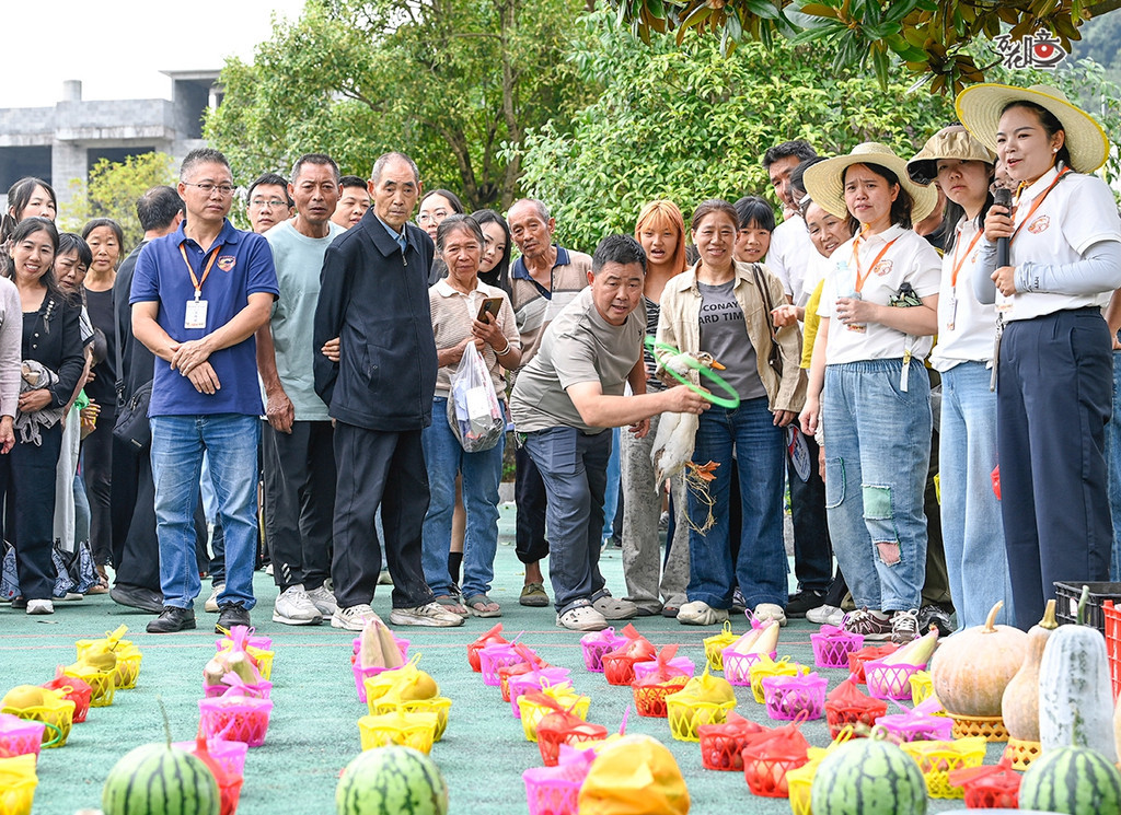 17 酉阳:9月15日,酉阳涂市镇,村民正在进行果蔬套圈趣味农事竞赛活动。通讯员 冉川 摄