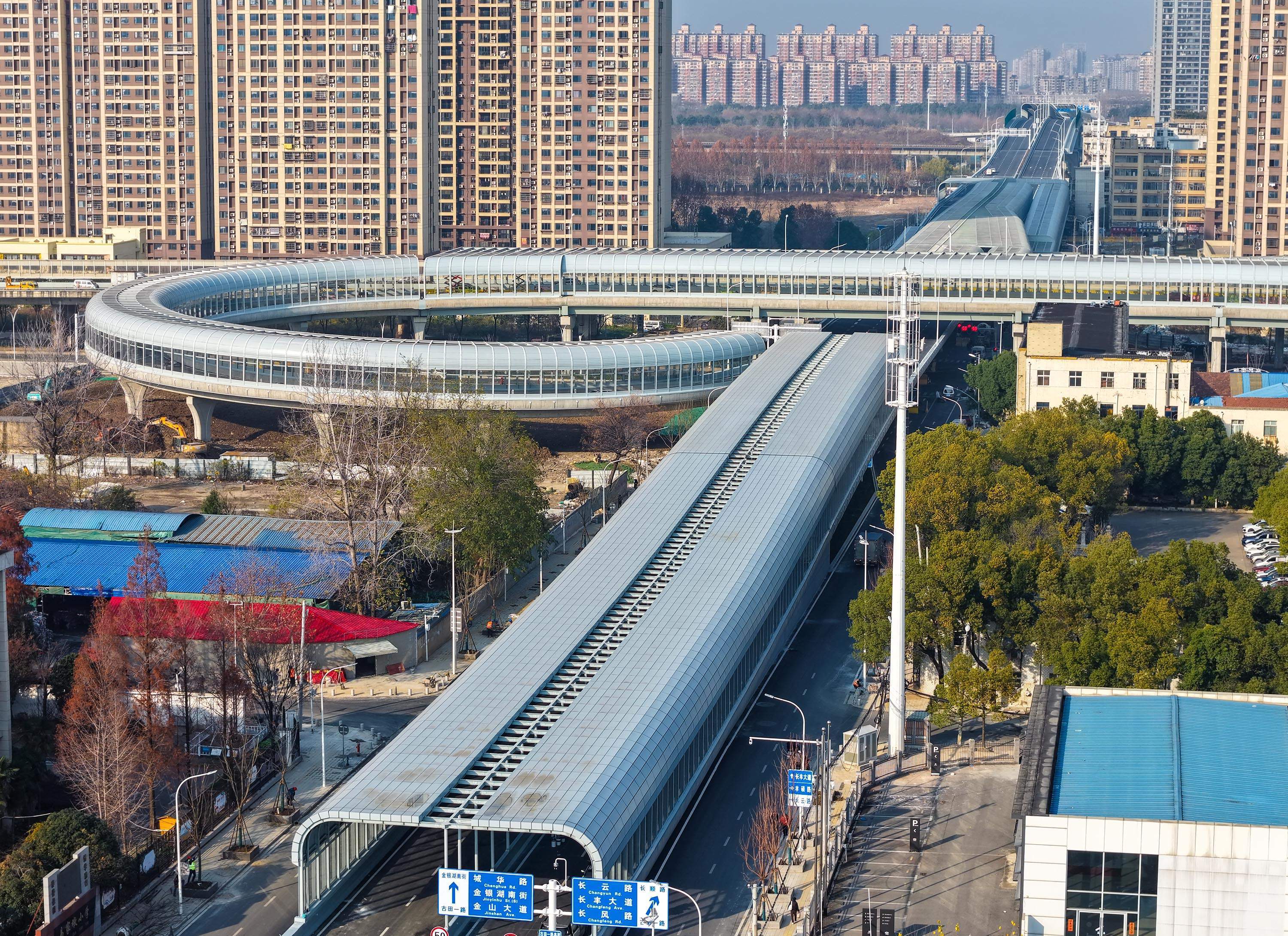 古田一路北段高架全长2.78公里，两侧安装的封闭式声屏障总长达3.5公里。记者范芃 李永刚 摄