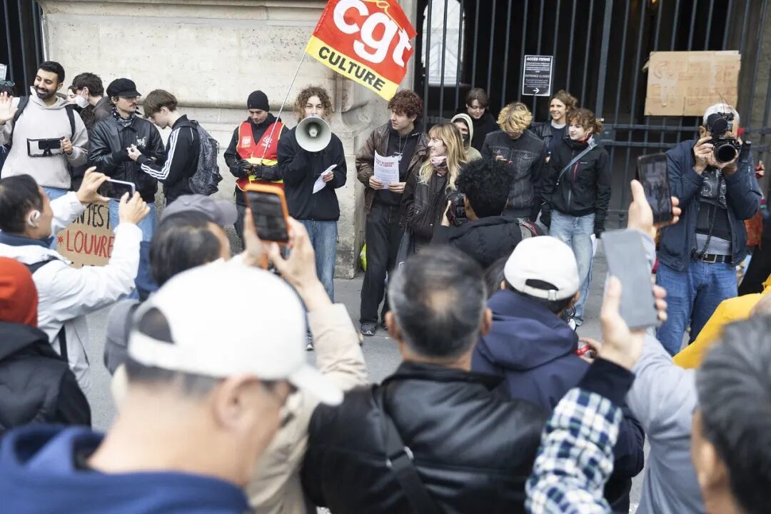 2026年10月19日,法国巴黎,来自艺术与文化院校的抗议者和学生聚集在卢浮宫一处关闭的入口前,举行示威活动,声援要求改善办学条件和政府采取行动的高中生运动。(图/视觉中国)
