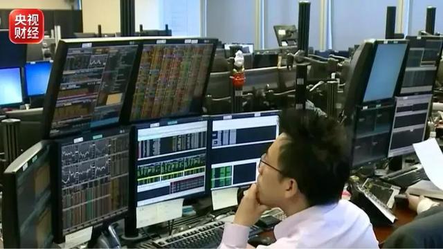 金融从业者紧盯多屏交易屏幕关注盘面走势