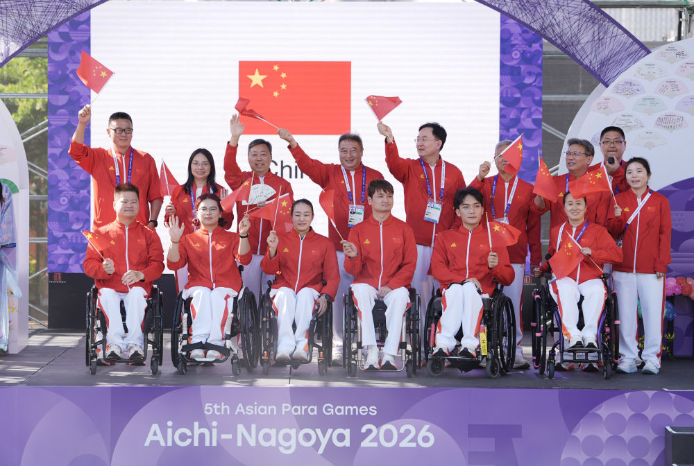 10月17日,中国体育代表团成员出席欢迎仪式。新华社记者 才扬 摄