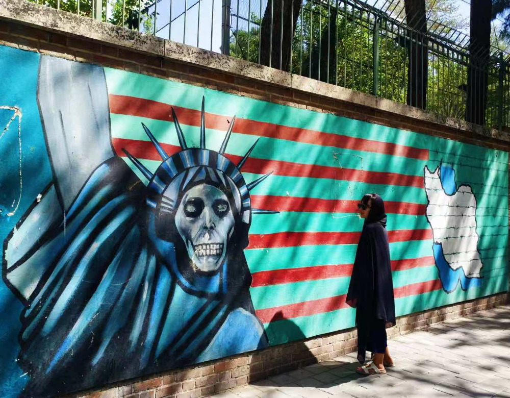 在前美国大使馆外墙,我戴着头巾