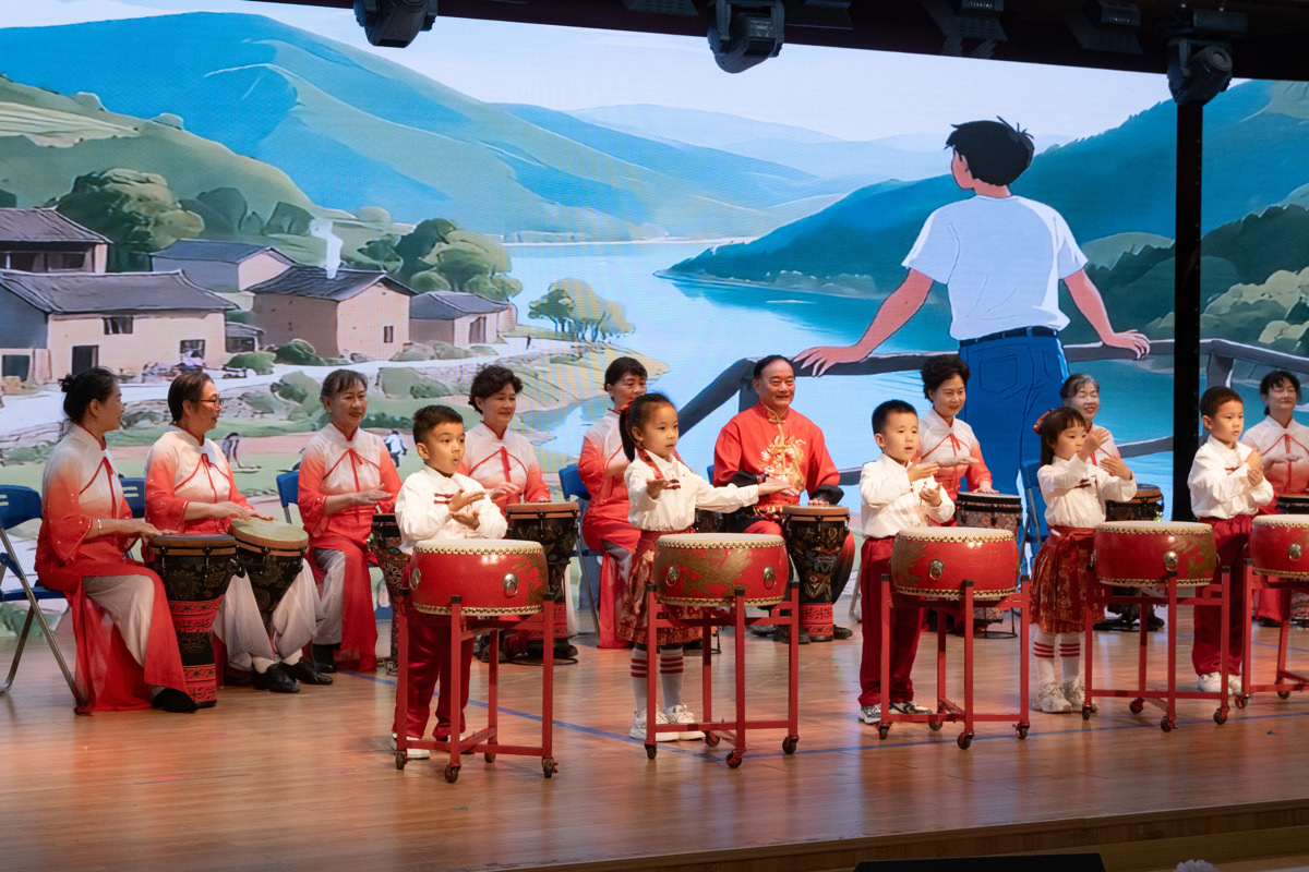 老少同台鼓乐表演《笑起来真好看》马鑫雨 摄.jpg