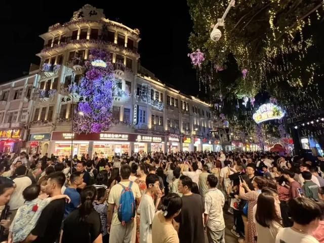 百年中山路人潮涌动,年轻人扎堆(图源:思明区中华街道)