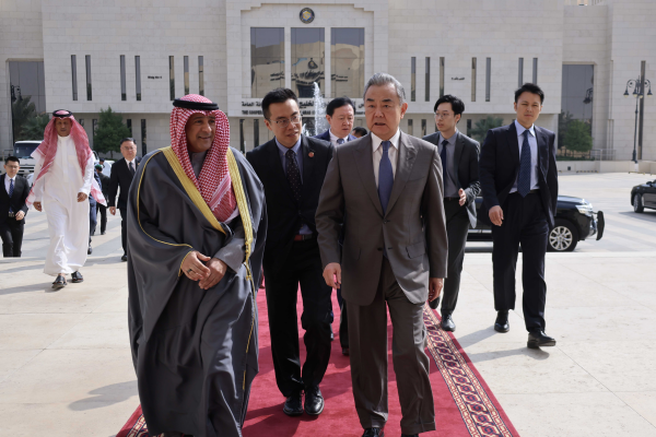 当地时间2025年12月14日,中共中央政治局委员、外交部长王毅在利雅得会见海湾阿拉伯国家合作委员会秘书长布达维。中国外交部网站