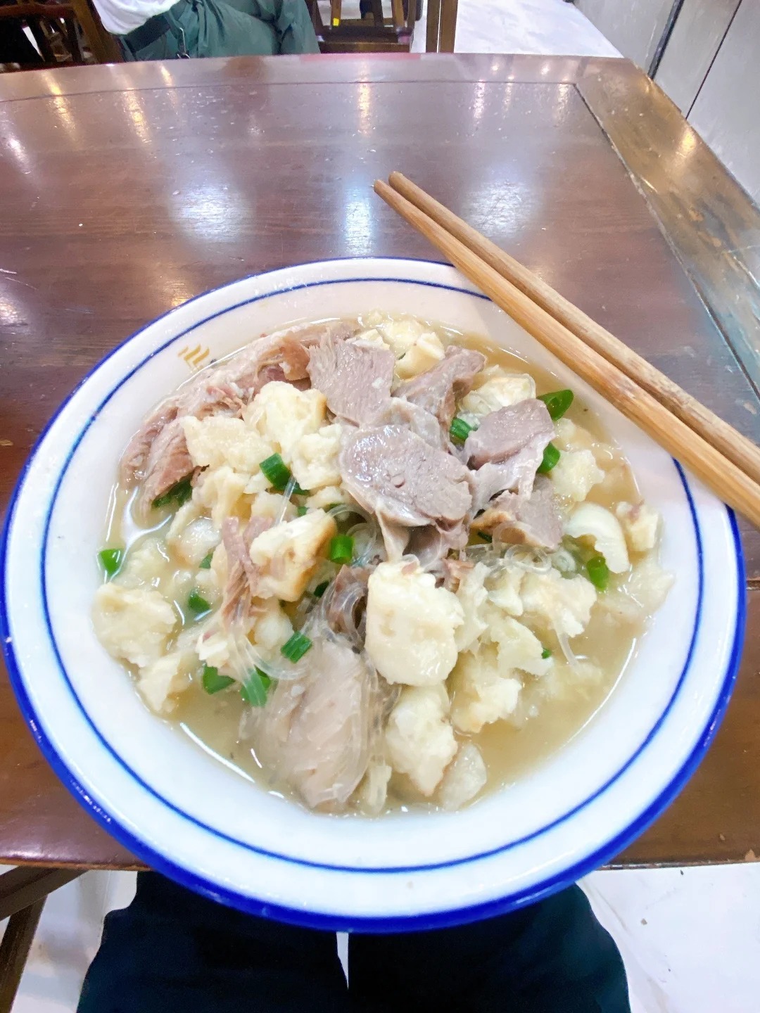 张昀澂第一次吃羊肉泡馍，不知道需要掰碎泡馍