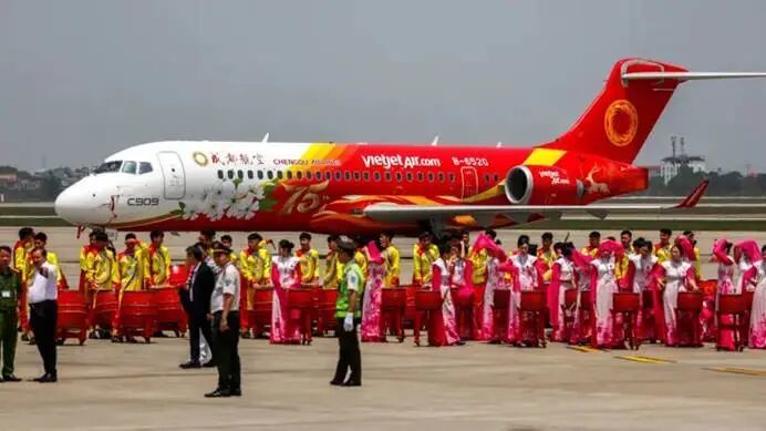 越捷航空已向成都航空租用了两架中国商飞C909客机。