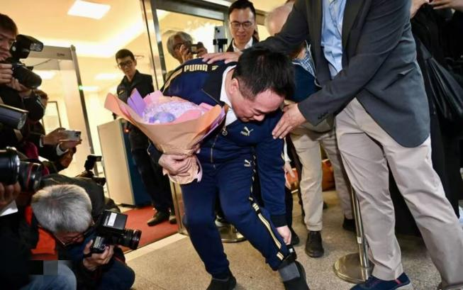 蔡正元卷起裤腿展示电子脚镣。图源:台媒