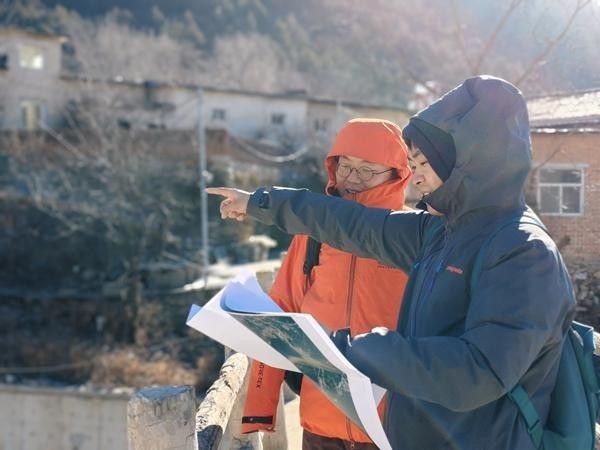 2026年1月16日，青年咨询师蒋钊与范楷在门头沟区潭柘寺镇现场调研潭王路旧线潭柘寺段沿线环境整治提升项目。通讯员 尹伊凡/摄