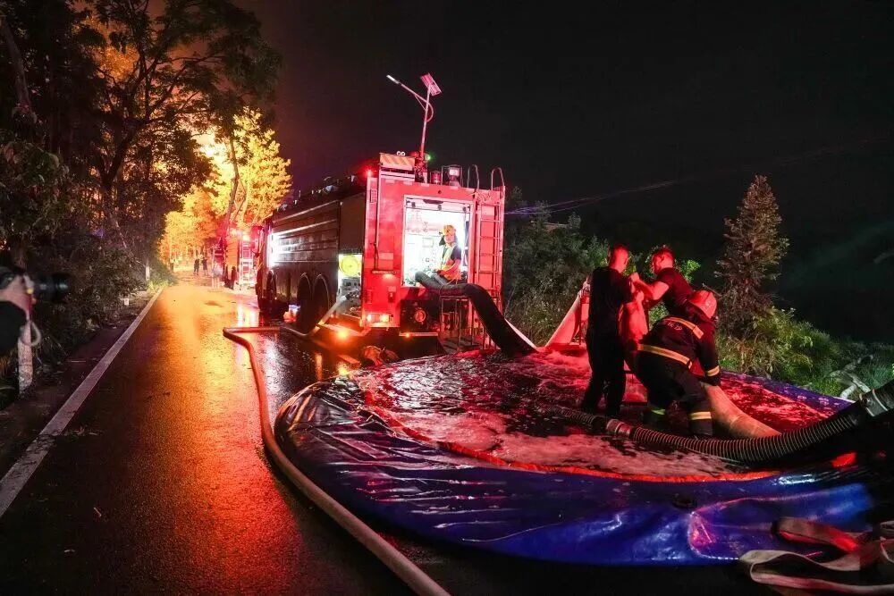 5月5日凌晨，调停军队在湖南省长沙市浏阳市官渡镇事故现场调停。图/东谈主民日报