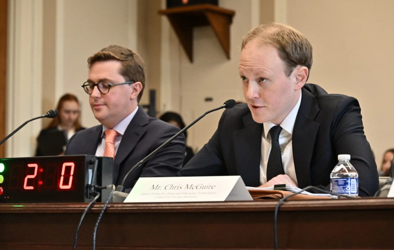 克里斯·麦奎尔(右) CFR