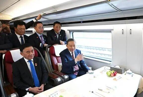 4月16日上午,苏林乘高铁离开北京,前往广西,继续在中国的访问行程。(图源:新华社)