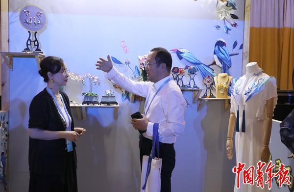 9月23日，青年市集，非遗缠花创新实践坊展位，工作人员和嘉宾交流。中青报&middot;中青网记者 陈剑/摄