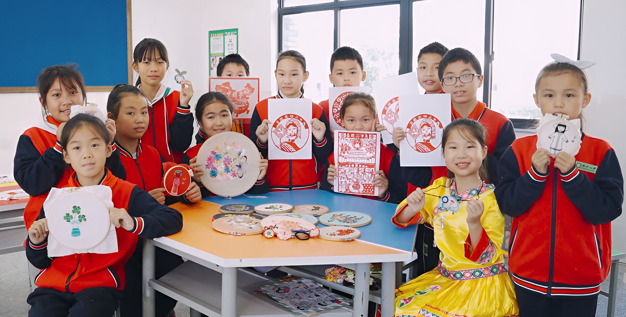 作为少数民族外来随迁子女生源集中学校,奉化区畸山小学入选浙江省第一批“共同富裕实践观察点”.jpg