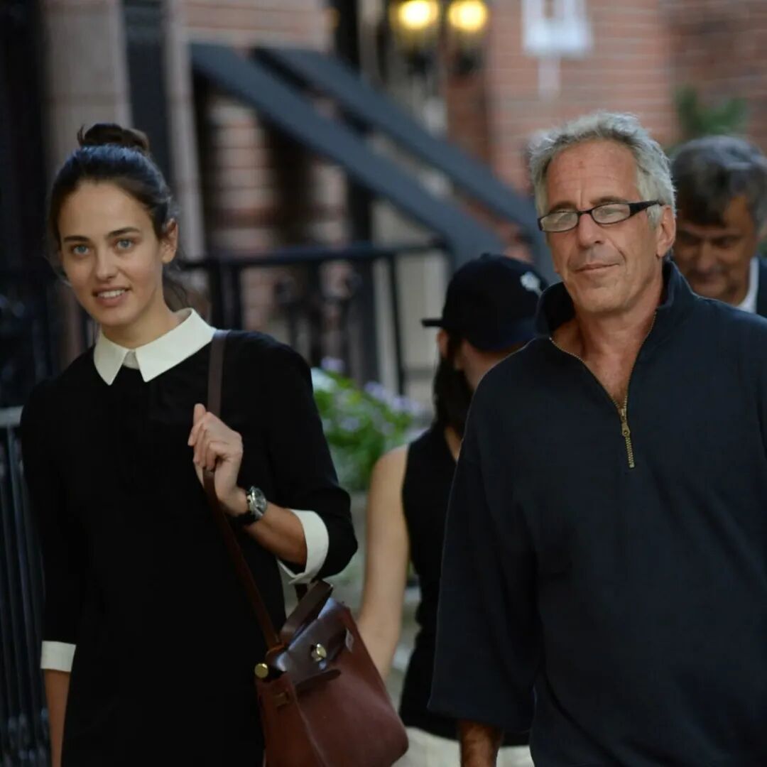 ·波日达耶娃(左)与爱泼斯坦。(《华尔街日报》)