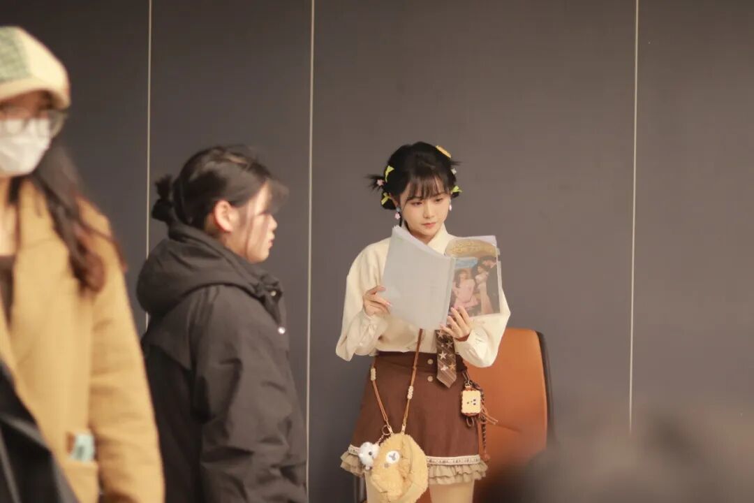 何宇涵正在看剧本