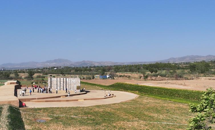 ▲观象台原址复原，远处可见塔儿山