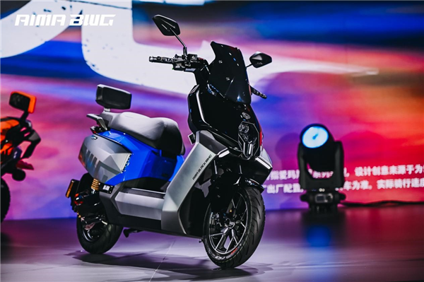 年青东说念主的第一台性能电摩！爱玛黑翼品牌发布 S360/S790同步登场