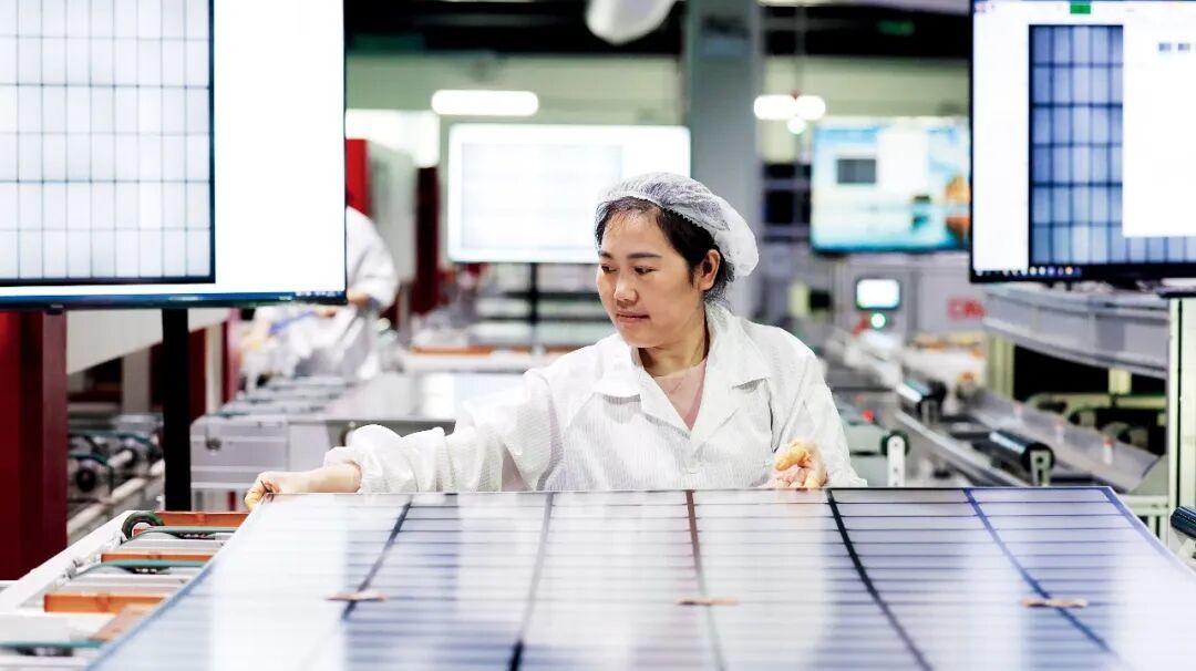 2025年7月22日，江苏宿迁市一家新能源科技公司内，工人在赶制光伏组件出口订单。图/中新