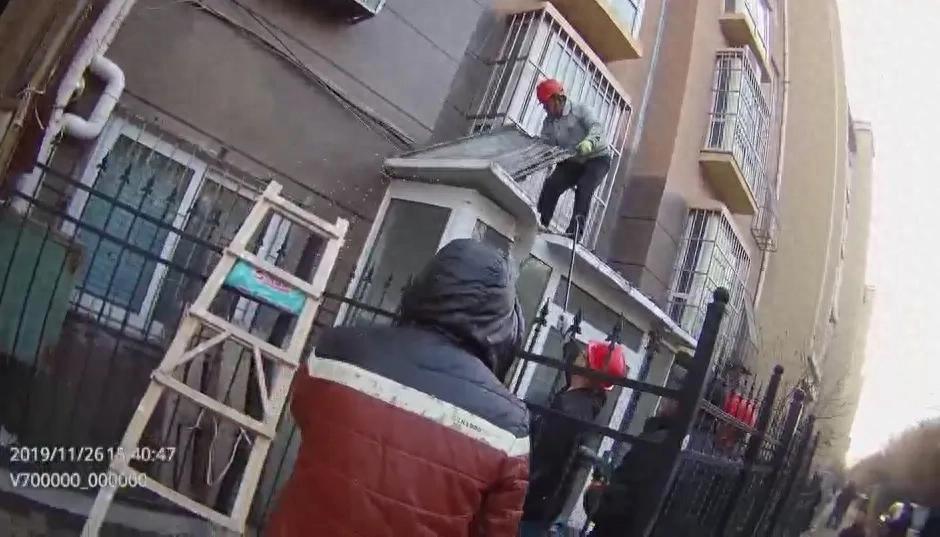 业主搭雨棚引流雨水，城管强拆被判违法，2000元判赔款5年未支付？