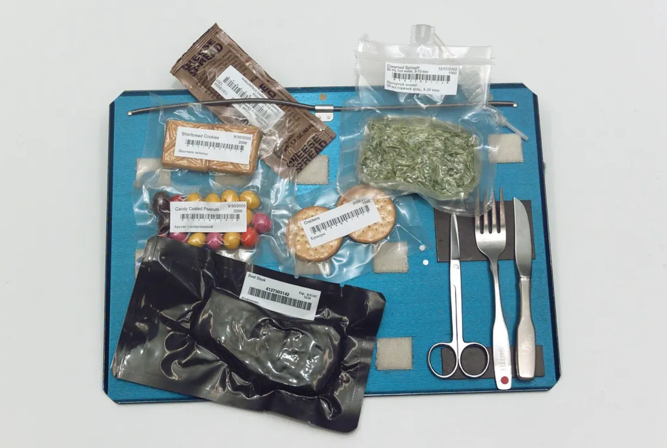 2003年,国际空间站的食品及餐具。