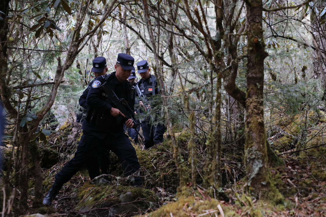 玉麦边境派出所民警开展巡逻踏查活动 杨炫敬摄