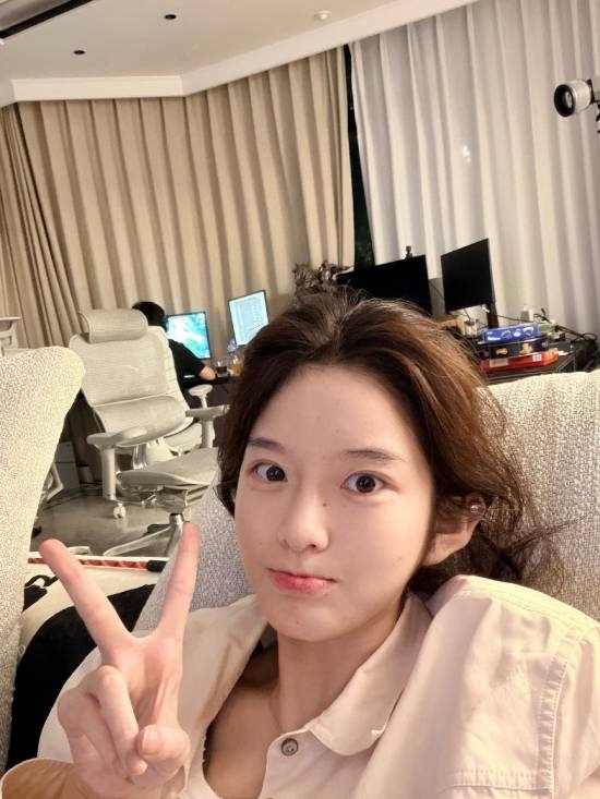 卢本伟老婆晒赵灵儿COS：当牛马打工 为家添砖加瓦