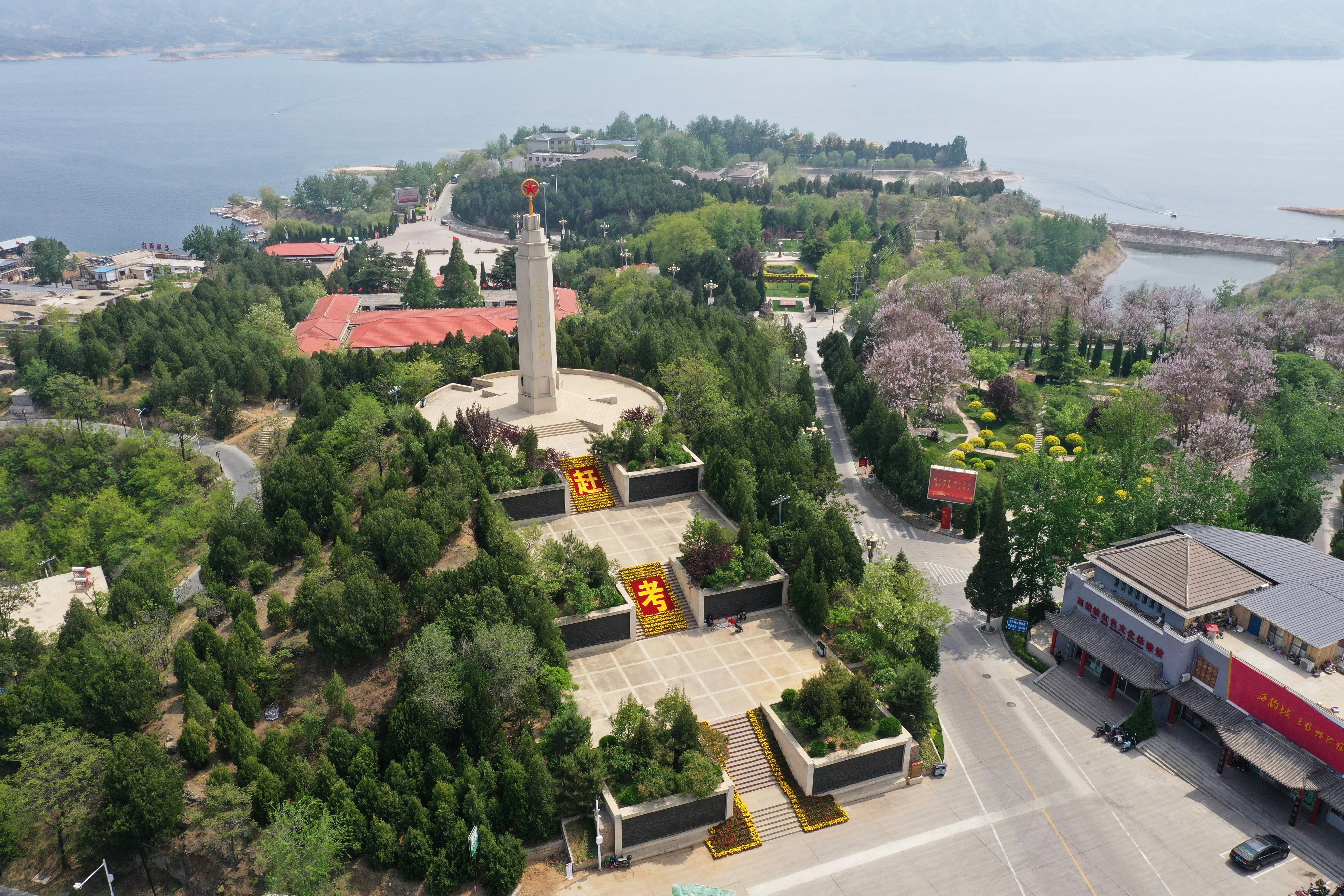 河北省平山县西柏坡纪念塔(2021年4月26日摄,无人机照片)。新华社记者 朱旭东 摄