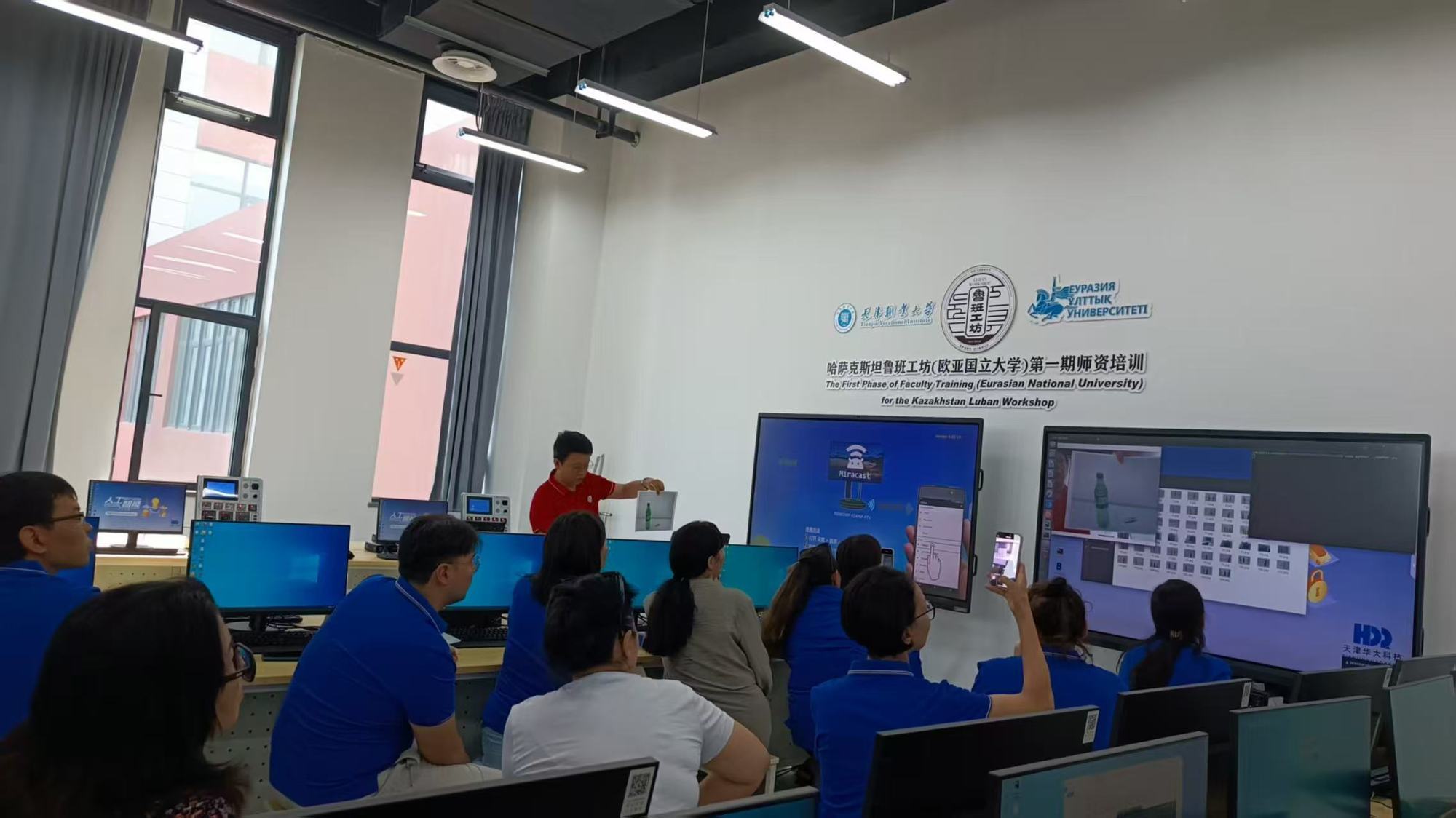 李国辉为哈方教师进行培训(央广网发 受访者供图)