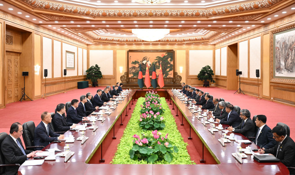 6月26日上午，国家主席习近平在北京人民大会堂会见来华正式访问的孟加拉国总理塔里克。新华社记者 李响 摄
