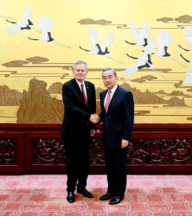 王毅会见美国共和党联邦参议员史蒂夫&middot;戴恩斯