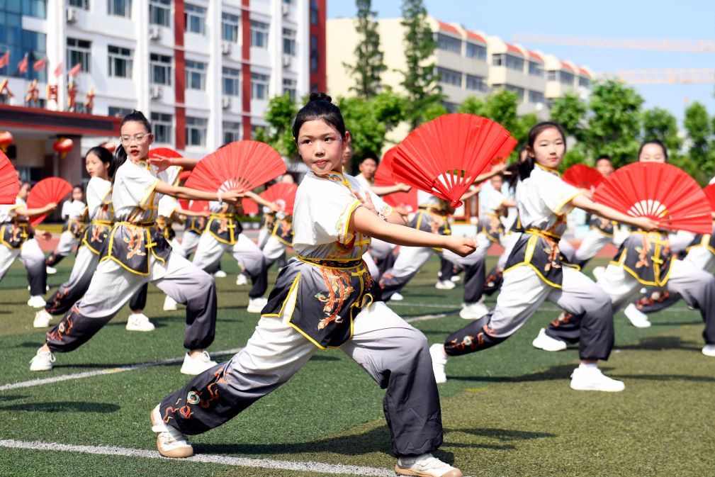 2026年5月21日,在山东省日照市东港区第一小学,学生进行中华优秀传统文化进校园成果展演。新华社记者 郭绪雷 摄