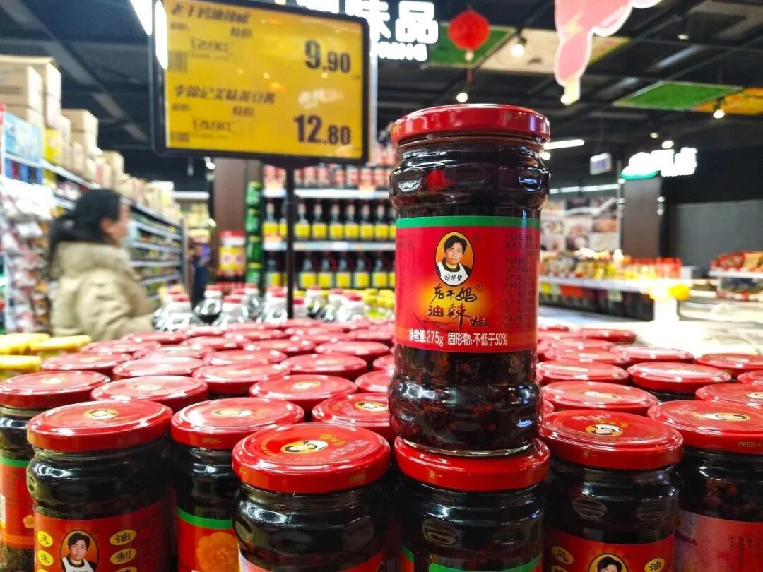 一超市调味区货架上的老干妈油辣椒/图源:视觉中国