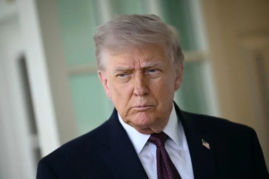 唐纳德·特朗普总统周一在椭圆形办公室外向媒体发表讲话。