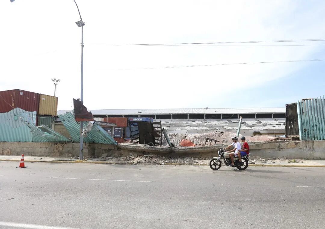 这是1月3日在委内瑞拉拉瓜伊拉港拍摄的空袭造成的建筑残骸 图源:新华社