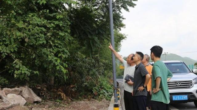我是女司机，长期开高速，我从来不占最左侧的超车道，因为司机坐左侧，右侧盲区大且危险，换道和意外风险更高-有驾