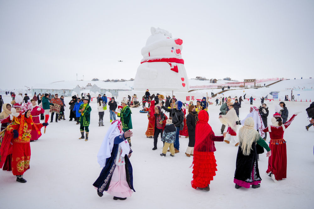 2026年1月1日，在新疆昭苏县湿地公园，演员与游客共同跳舞。新华社记者 徐宏岩 摄