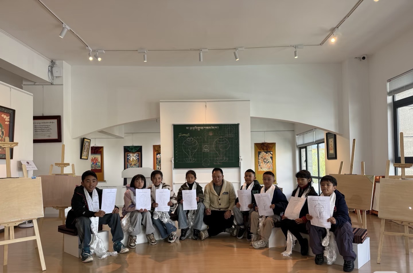 图为儿童在唐卡体验馆体验唐卡绘制。图片由勉唐顿珠唐卡体验中心供图