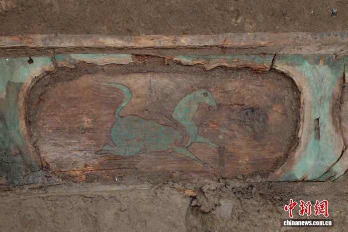 图为在新疆吐鲁番市巴达木东晋唐时期墓群中发现的彩绘翼马。(新疆文物考古研究所供图)