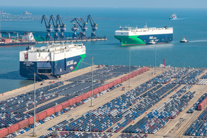 2026年1月27日,在山东港口烟台港,汽车运输船在装载出口商品车(无人机照片)。新华社发(张超 摄)