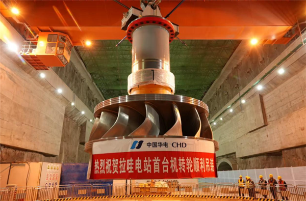 总重量262.1吨！华电金上拉哇水电站首台机组转轮成功吊装